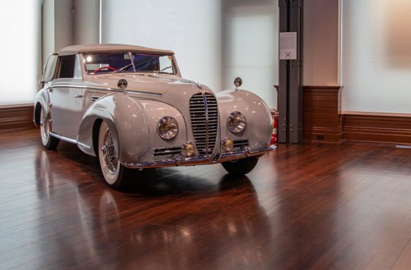 Конфигурация: задно предаване, двигател отпред
Двигател: 3.6-литров редови с 6 цилиндъра
Конски сили: 115 
Скоростна кутия: 4-степенна
Максимална скорост: 162 км/ч
